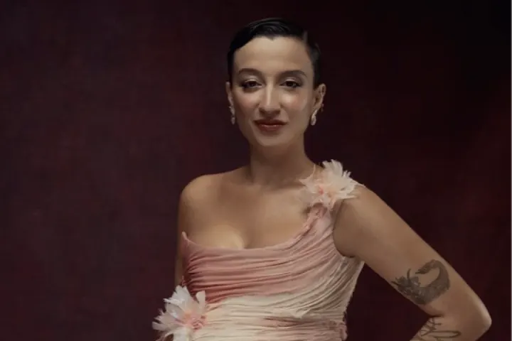 Melike Şahin'den Yeni Şarkı: "Ölmeden Duramam"