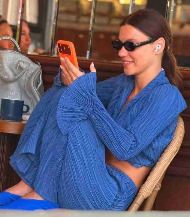 Yüsra Geyik Bebek'te Görüntülendi: Telefonuna Odaklandığı Anlar Dikkat Çekti