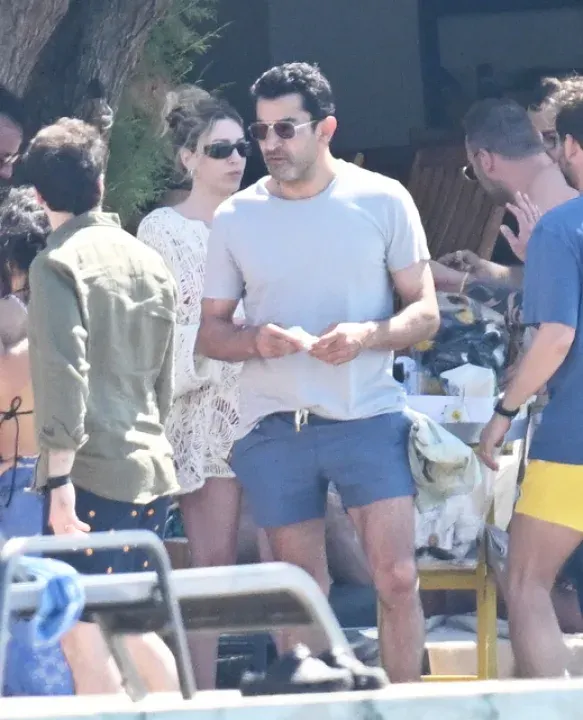 Kenan İmirzalıoğlu ve Sinem Kobal'dan Bodrum'da Dikkat Çeken Jest: Arkadaşlarına 300 Midye Ismarladılar