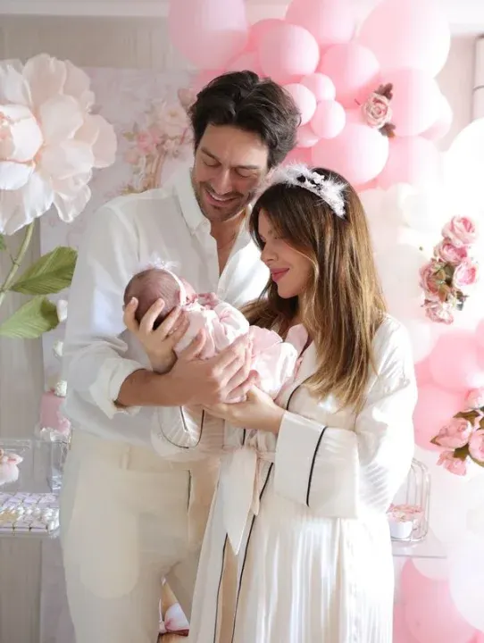 Feyyaz Şerifoğlu ve Merve Dinçkol’dan Defne Yaz ile İlk Aile Pozu