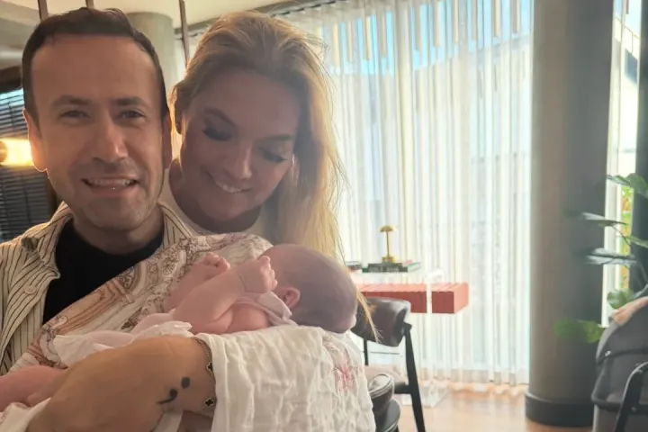 Demet Akalın, Berkay ve Özlem Ada Şahin'in minik kızı Mihre'yi ziyaret etti.