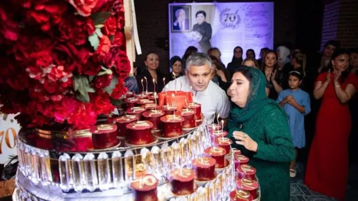 Mircelal Gurbanov, annesine duygusal bir kutlama yaparak başlığı yeniden yazabilirsiniz mi?