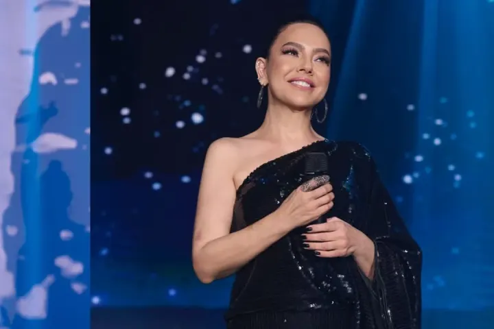 Ebru Gündeş’ten Konserde Estetik İtirafı: “10 Yaş Gençleşmiş Miyim?”