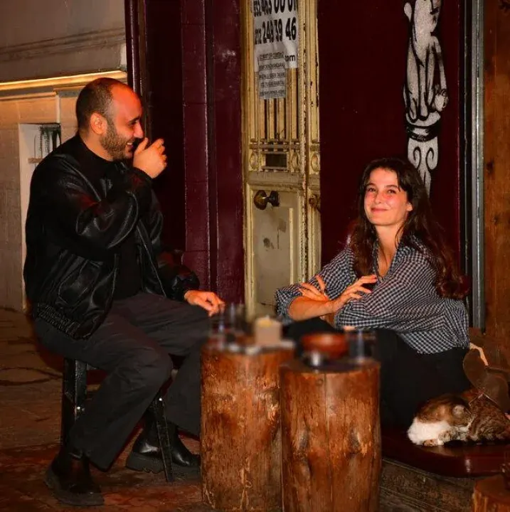 Büşra Develi'den Yanındaki İsimle İlgili Açıklama: "Sevgilim Değil, Avukatım"