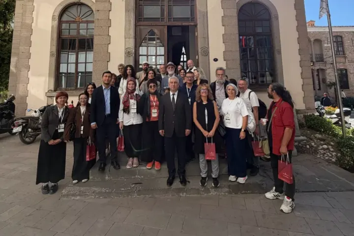 İzmir Uluslararası Edebiyat Festivali Sanatseverlerle Bir Araya Geldi