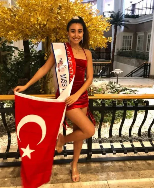 Best Model Derecesi Alan Irmak Öztaş Yeni Mesleğiyle Gündemde: Fırında Çalışmaya Başladı