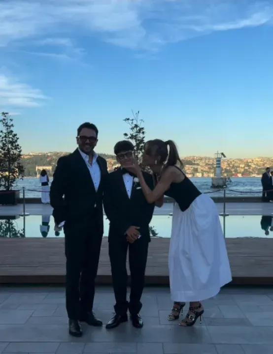 Çağla Şikel ve Emre Altuğ, Oğulları Uzay’ın Mezuniyet Sevincini Birlikte Yaşadı
