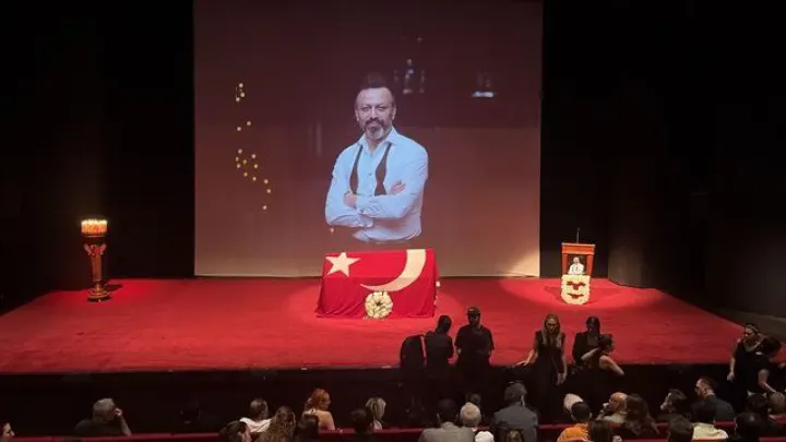Serhat Kılıç’a Son Veda: Ünlü Oyuncu İçin Muhsin Ertuğrul Sahnesi’nde Tören