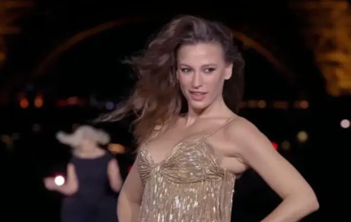 Serenay Sarıkaya Paris Moda Haftası’nda Podyuma Çıktı