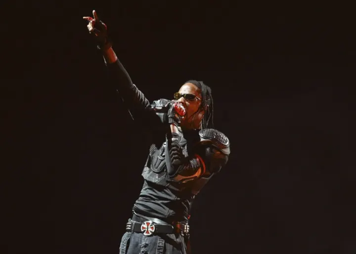 Travis Scott'ın İstanbul Konseri Tartışma Yarattı: Kısa Performans ve Gecikme Tepki Çekti