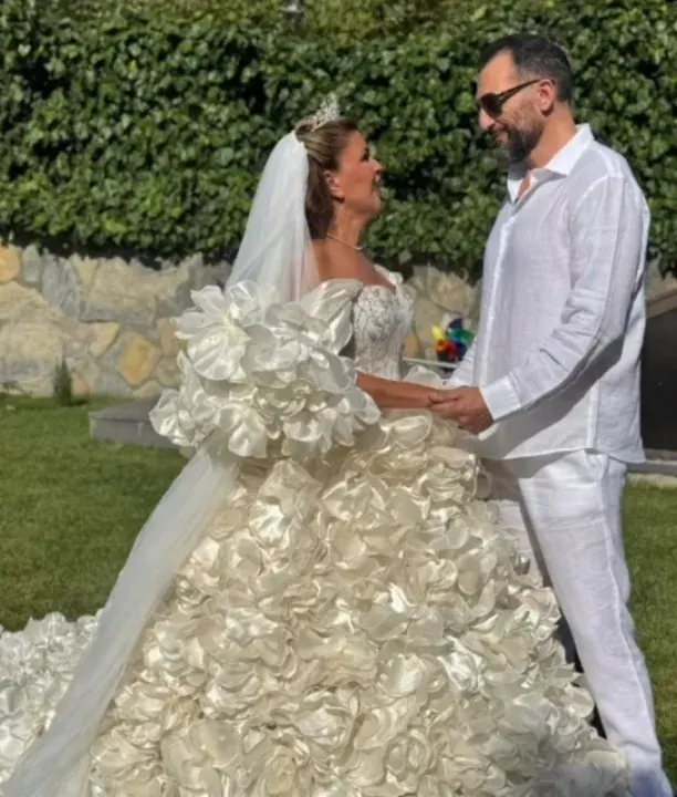 Nuray Sayarı Hamile Olduğunu Açıkladı: 55 Yaşında İkiz Bebek Müjdesi
