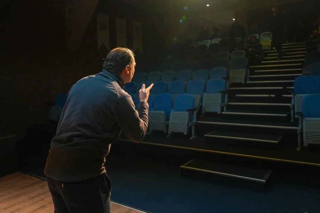 Maltepe'deki Tiyatro Sanatçılarına Yardım Elini Uzatıyor