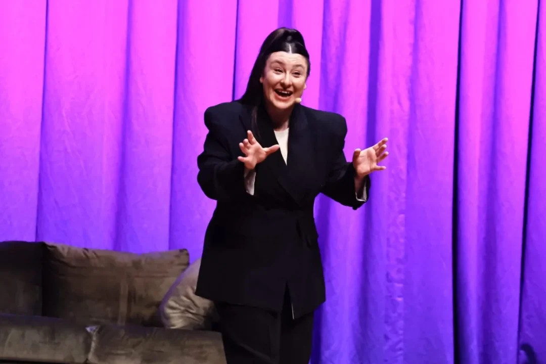 Yasemin Sakallıoğlu AASSM'de İzmir'i Güldürdü.