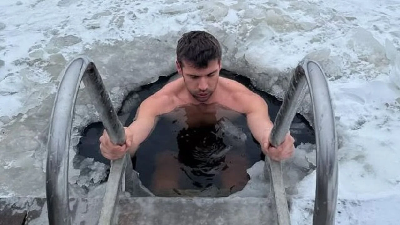 Caner Topçu, Norveç'te -20 derecede donmuş suya girdi.