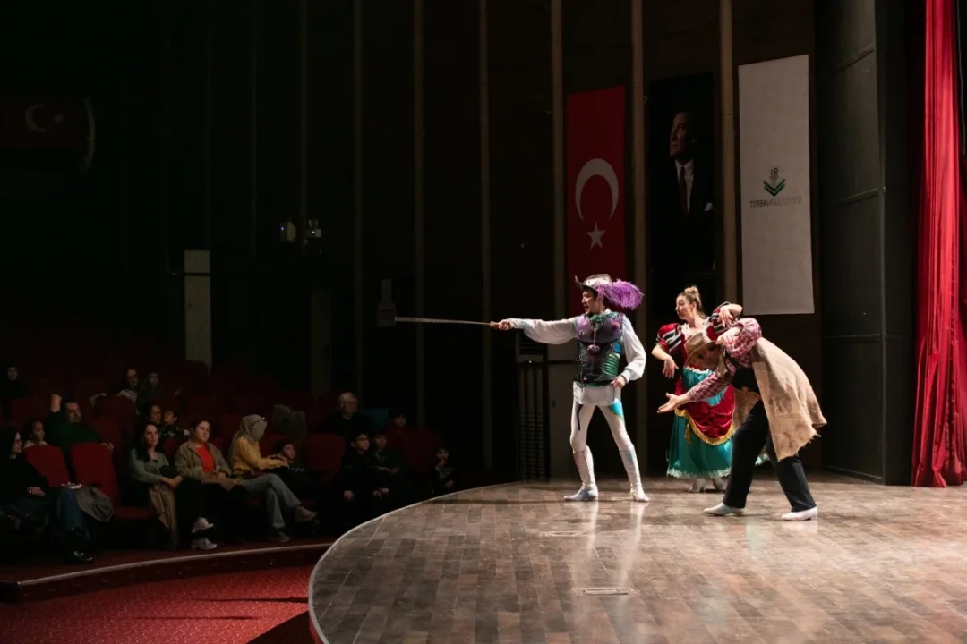 İzmir'deki Çocuklar, 'Don Kişot' Gösterisiyle Büyülendi