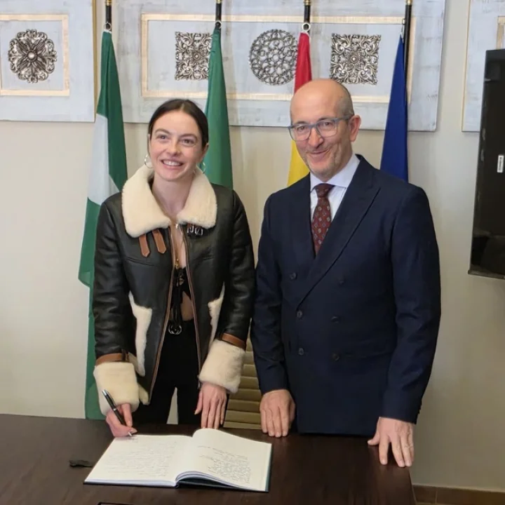 Melis Sezen İspanya’da Onurlandırıldı: Torvizcón’un Şeref Defteri’ni İmzaladı