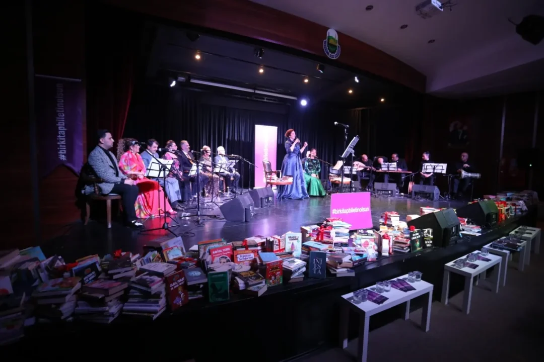 İnegöl'de Edebiyat ve Müziğin Buluştuğu Konserde 3 Bin Kitap Bağışlandı