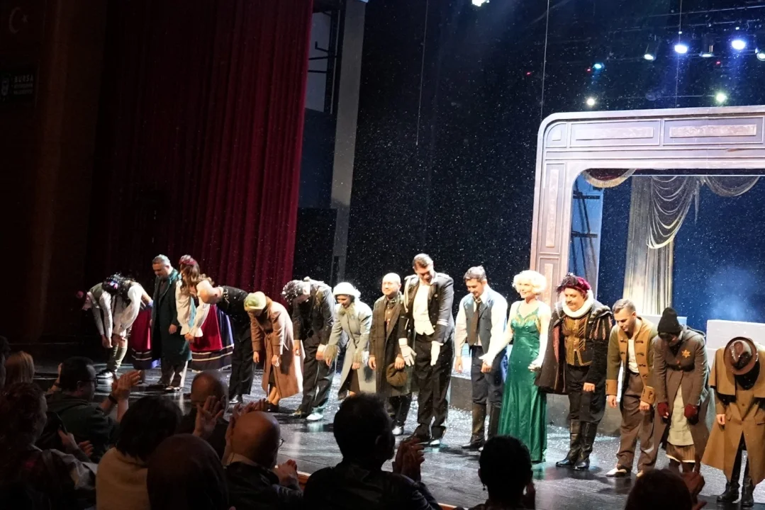 Kocaeli Şehir Tiyatroları, Bursa Festivali'nde Mükemmel Performans Sergiledi