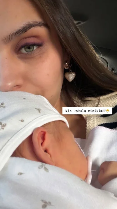 Amine Gülşe’den Kızı Elisa ile Yeni Kare: Anne-Kız Pozu Beğeni Topladı