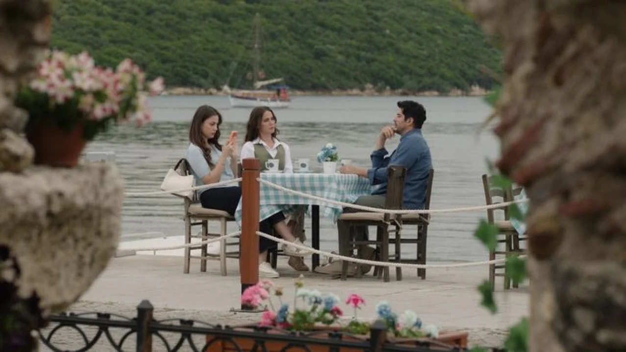 GoTürkiye’den Yeni Mini Dizi Hamlesi: “Aşk Tadında” İzmir’de Sete Çıktı