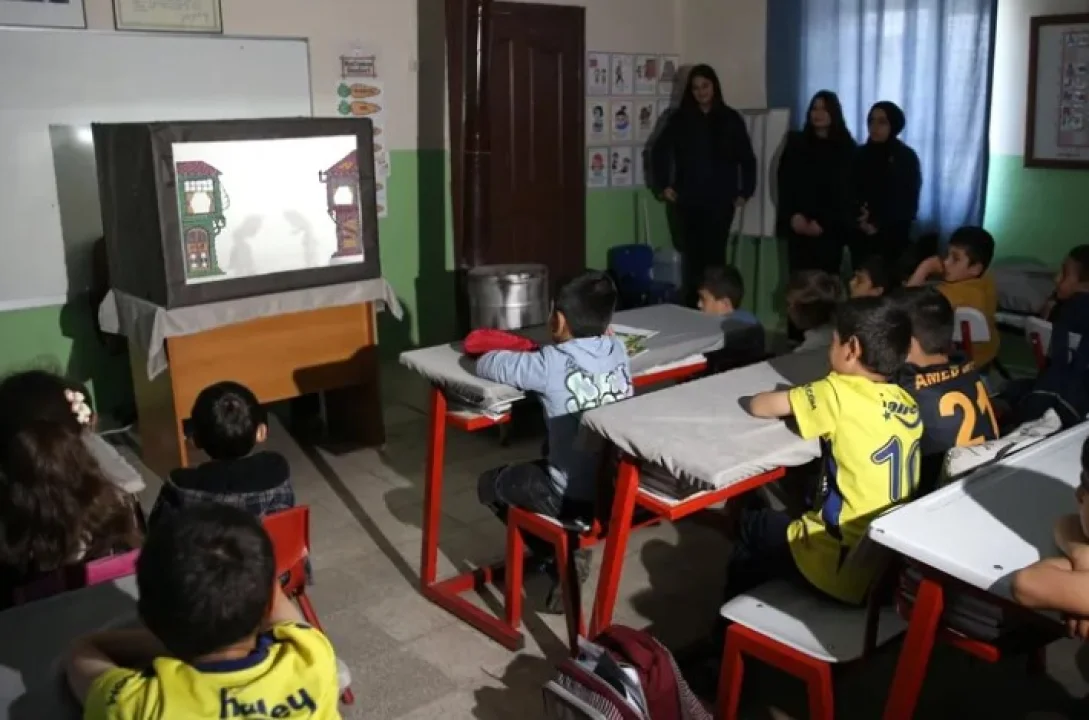 Bitlisli liseliler, köylerdeki geleneksel oyunları sahnelemeye devam ediyor.