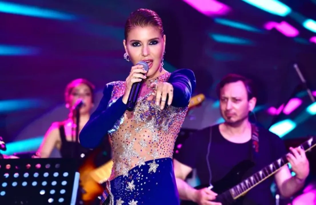 Gülben Ergen, sahne performansında servis elemanlarına özel sürpriz yaptı.