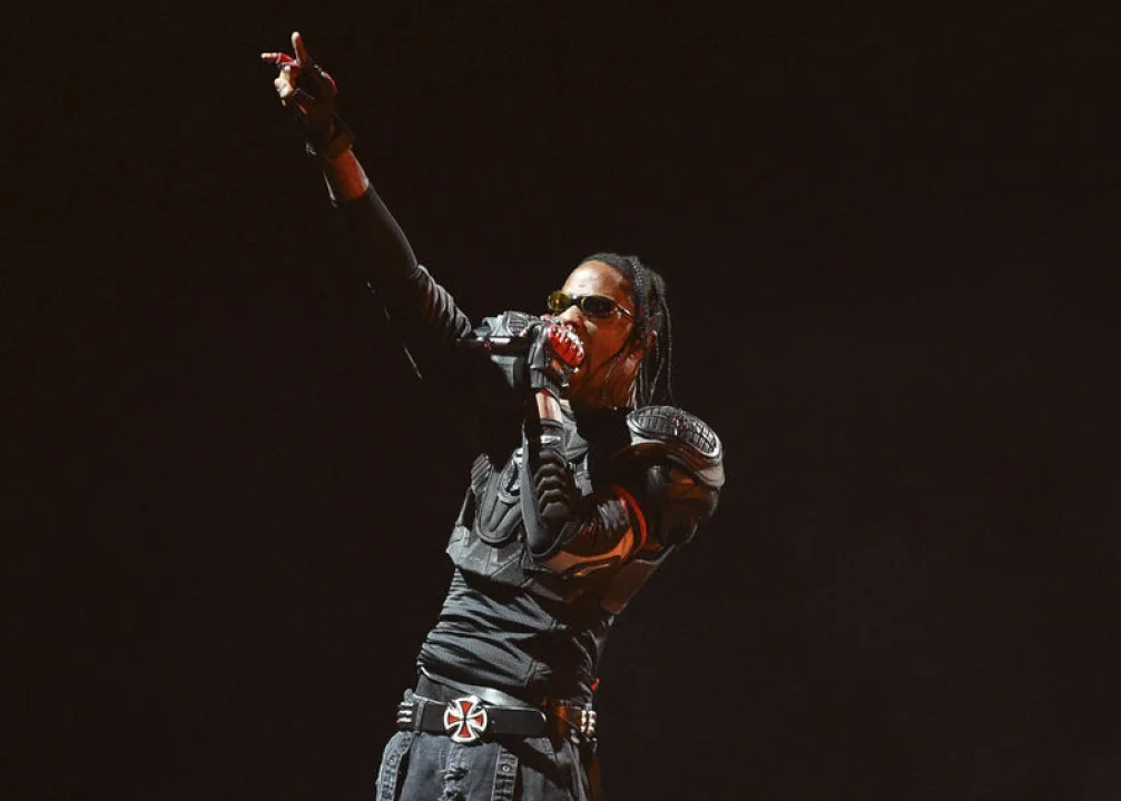 Travis Scott'ın İstanbul Konseri Tartışma Yarattı: Kısa Performans ve Gecikme Tepki Çekti