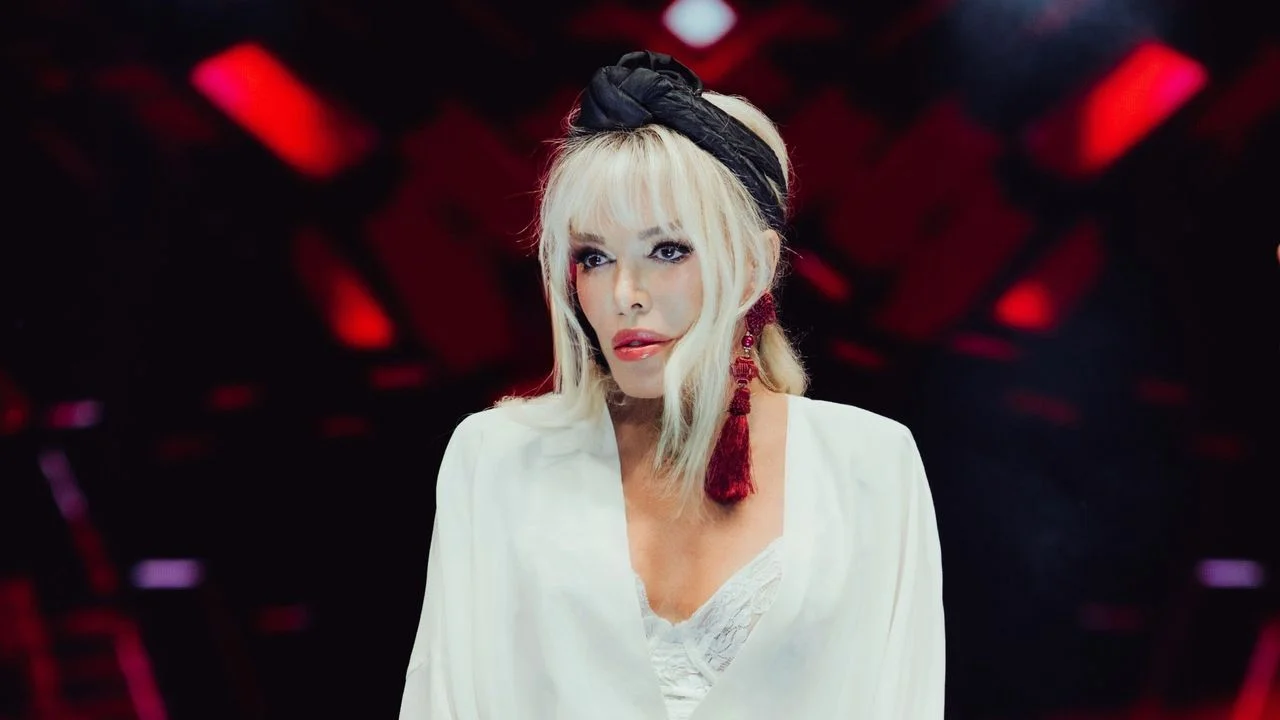 AJDA PEKKAN'IN SÜPERSTARLIKTA YENİ SÜRPRİZLERİ VAR!