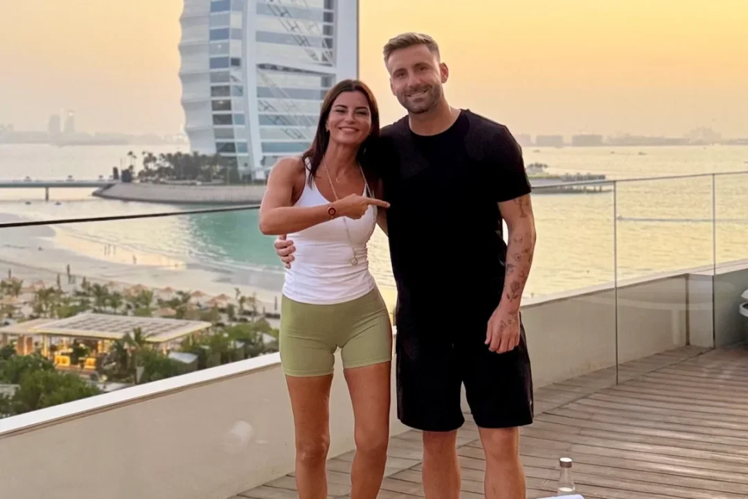 Ece Vahapoğlu, Luke Shaw'a Yoga Eğitimi Verdi